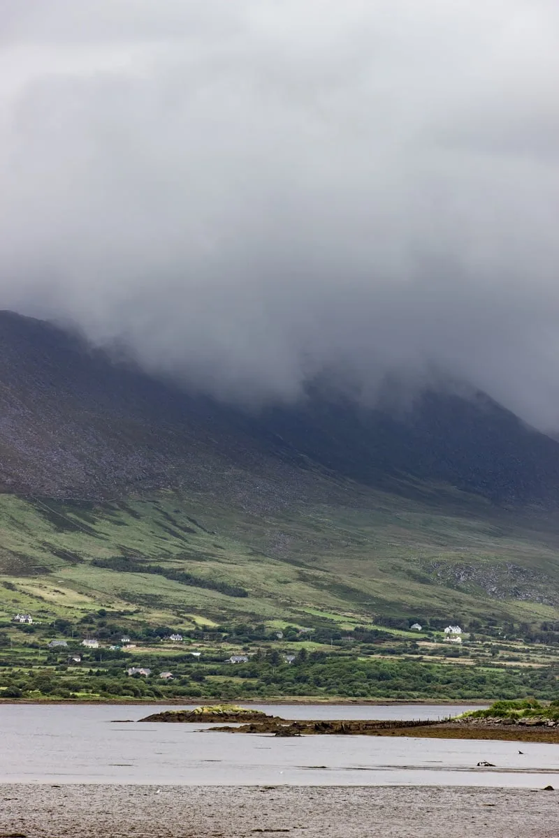 Les sommets de Valentia Island au bord du Ring of Kerry