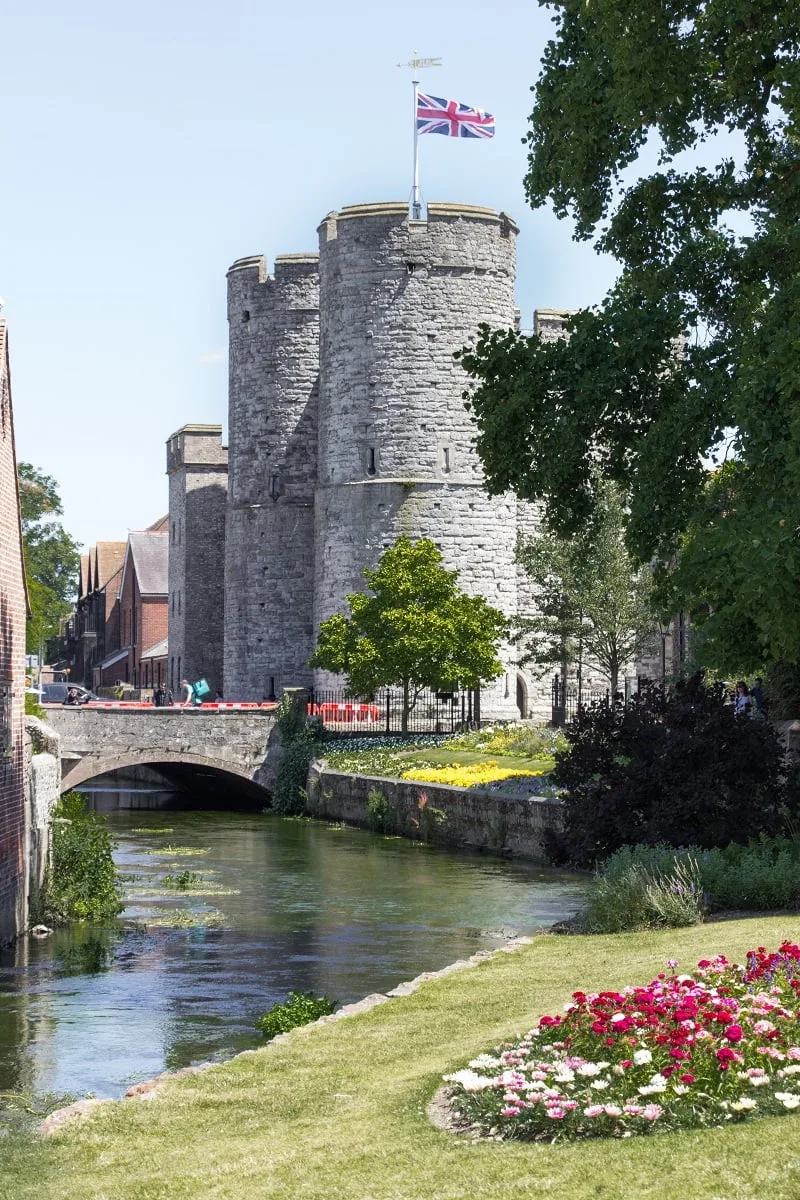 La westgate ou porte de l'ouest de Canterbury, vue depuis les Westgate Gardens