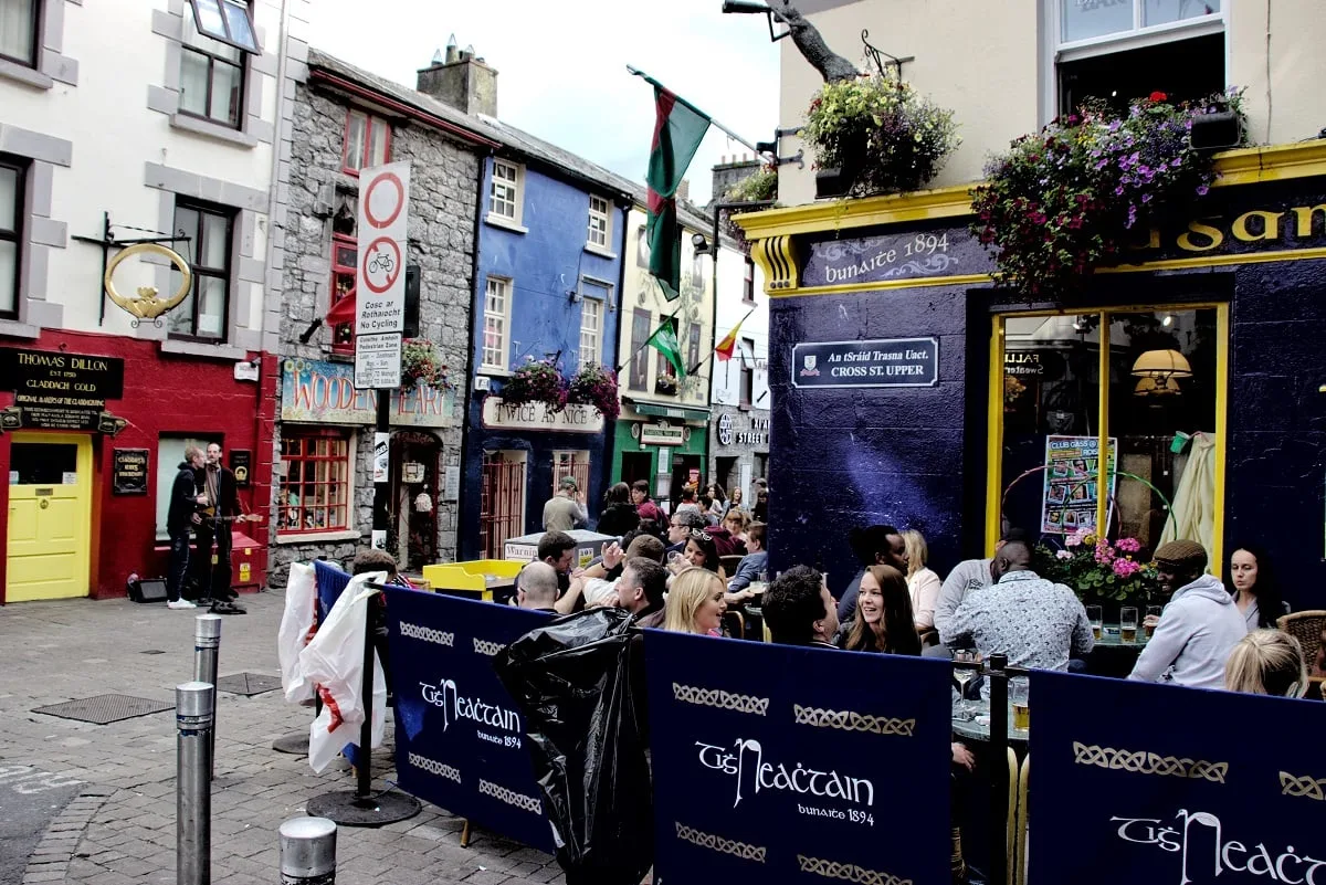 Un bar dans le centre-ville de Galway