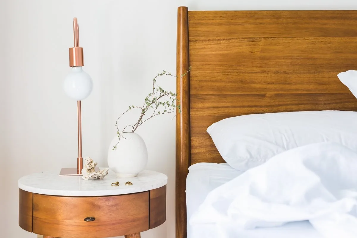 Dans une chambre d'hôtel