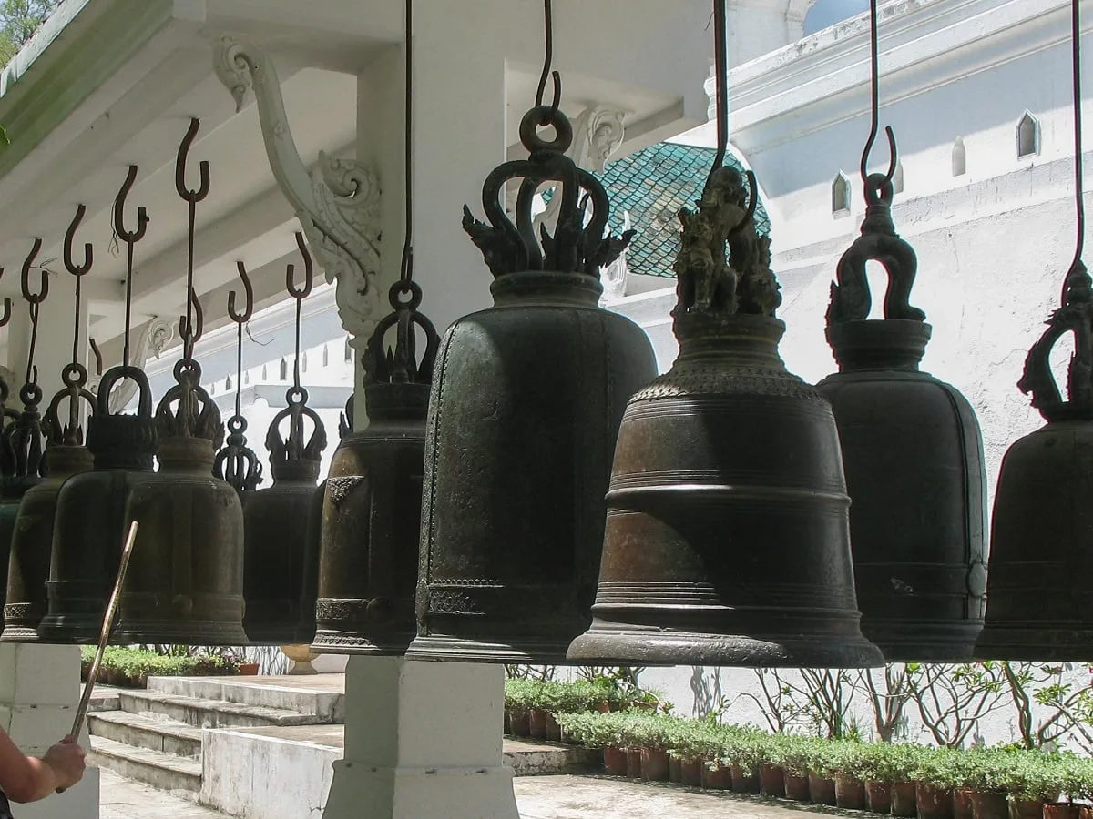 Les cloches du temple de l'empreinte de Bouddha, dans la province de Saraburi