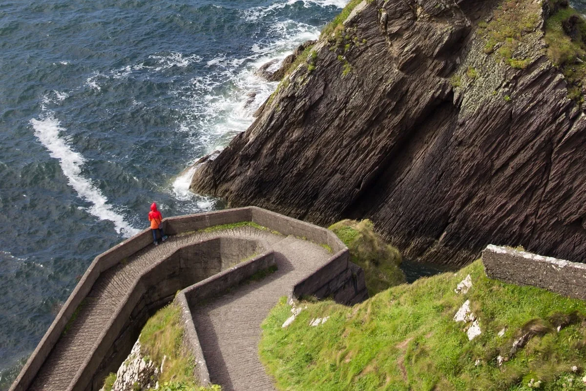 La descente vers le Dunquin Harbour sur un chemin bétonné