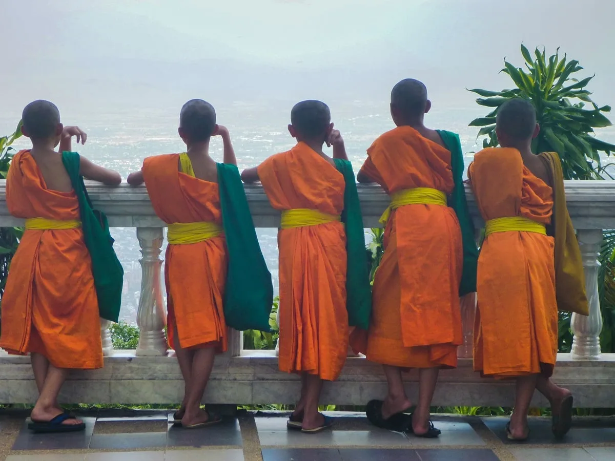 Des "novices" qui contemplent la vue sur Chiang Mai depuis Doi Suthep
