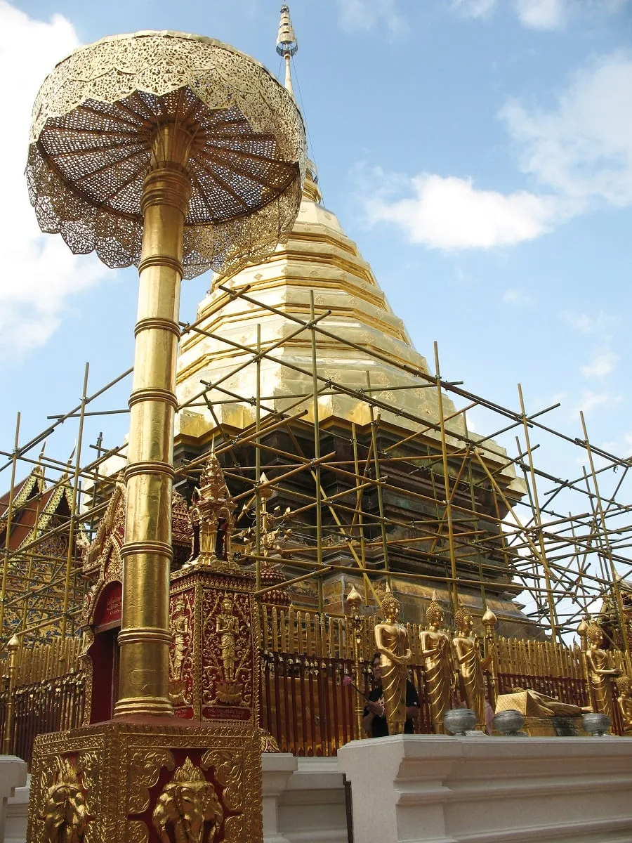 Le chedi doré du temple de Doi Suthep