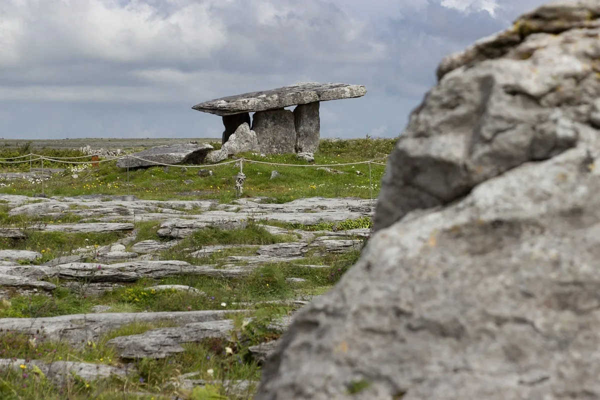 Le dolmen de Poulnabrone au cœur de la région du Burren
