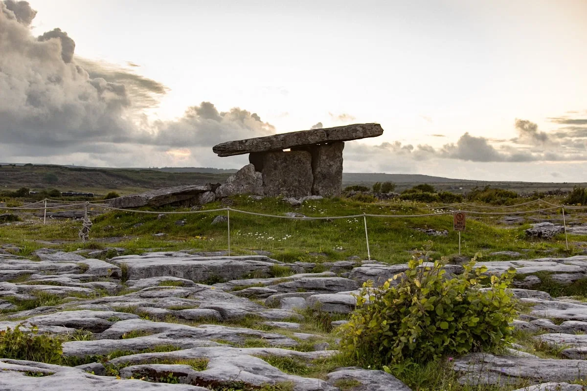 Le dolmen de Poulnabrone au coucher du soleil