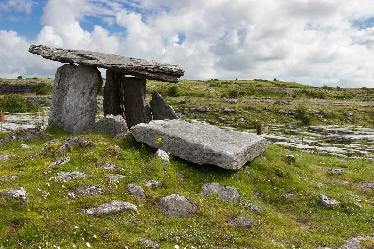 Le dolmen de Poulnabrone en Irlande