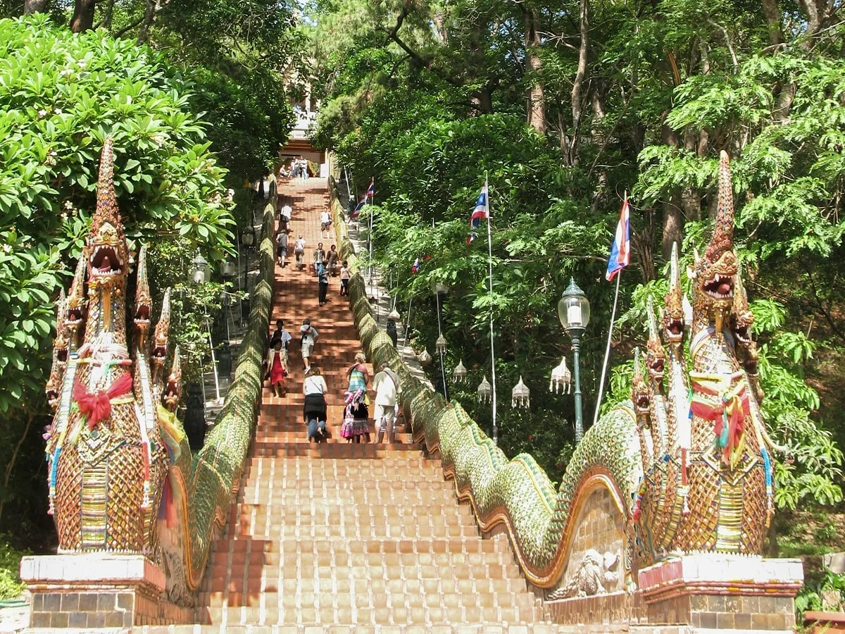 L'escalier qui mène au temple de Doi Suthep