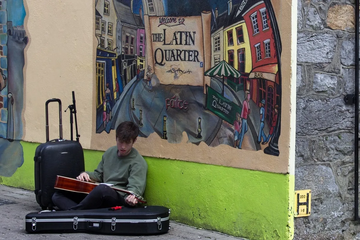 Un musicien dans les rues de Galway