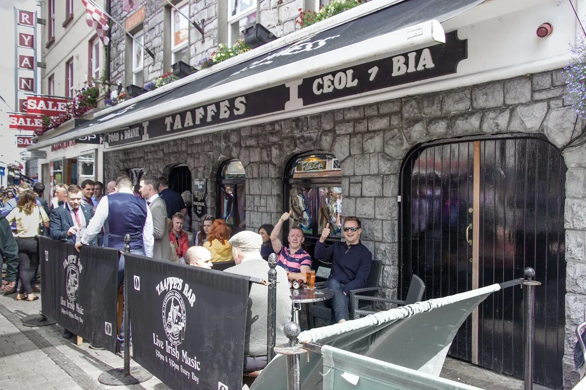 Un pub sur la Quay Street de Galway