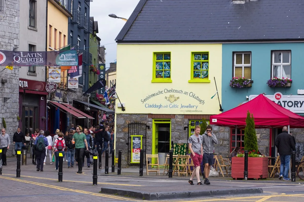 Le bas de la Quay Street, rue animée de Galway