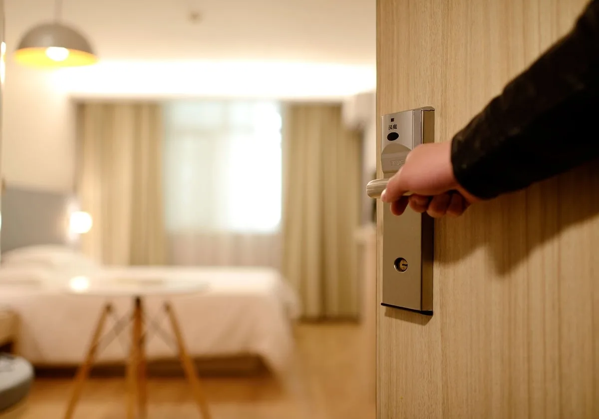 L'intérieur d'une chambre d'hôtel