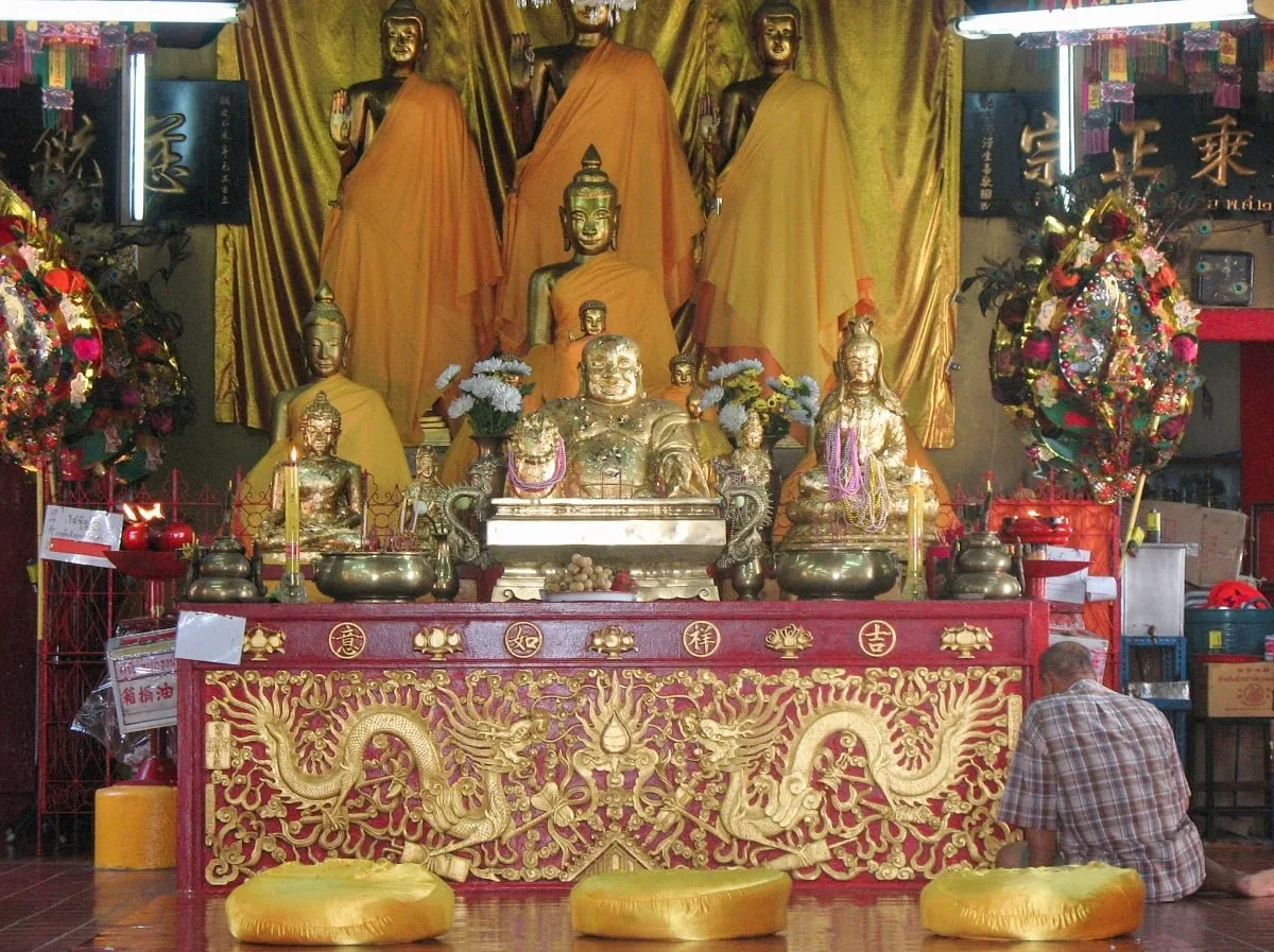 Dans le temple de l'empreinte de Bouddha en Thaïlande
