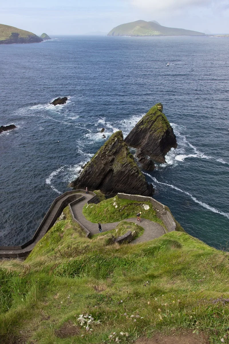 La vue sur le Dunquin Harbour et son chemin en descente