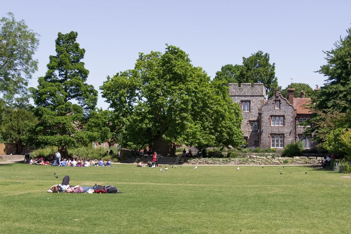 Parc verdoyant avec des gens allongés