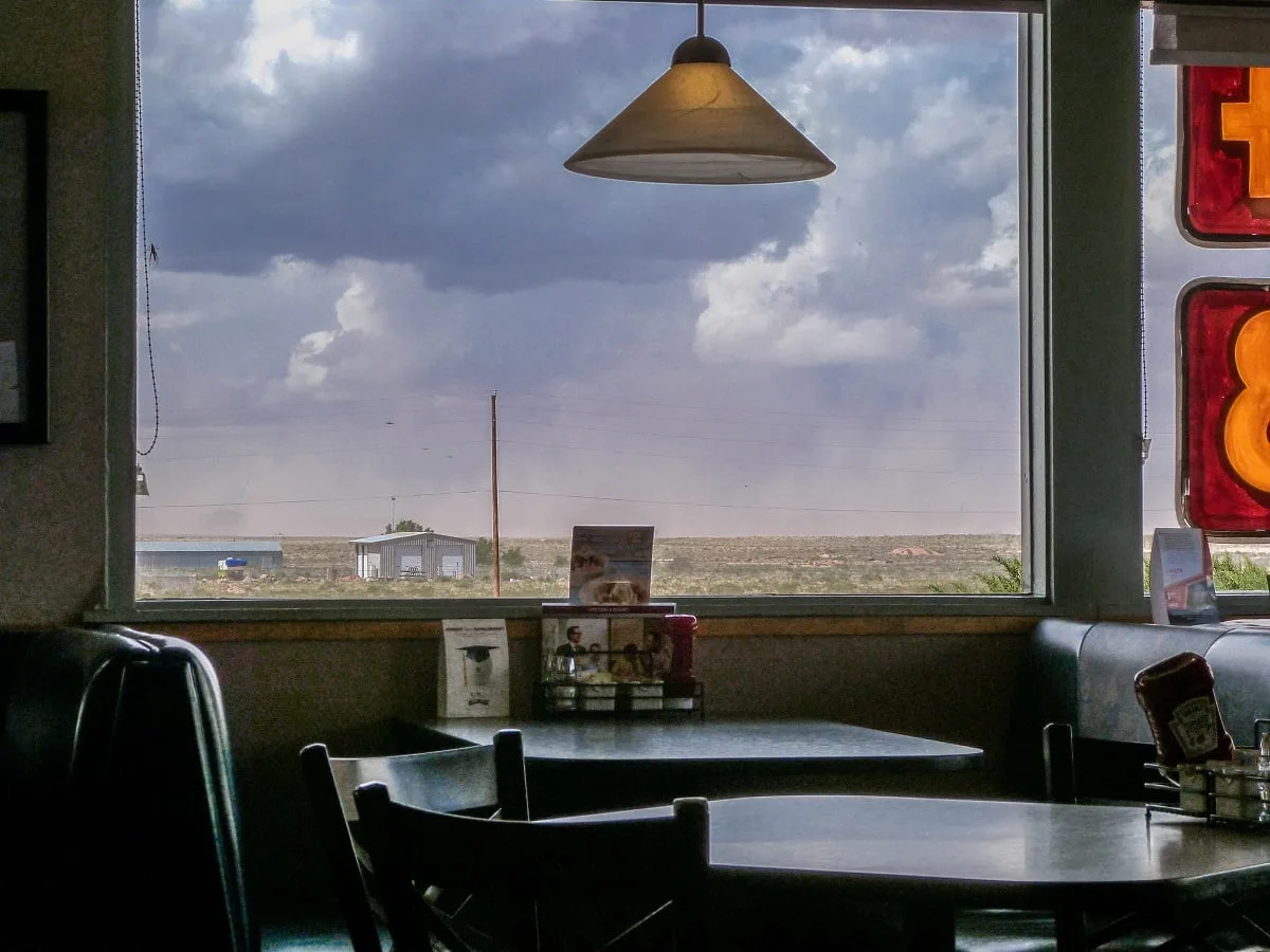 Dans un café au bord d'une route américaine