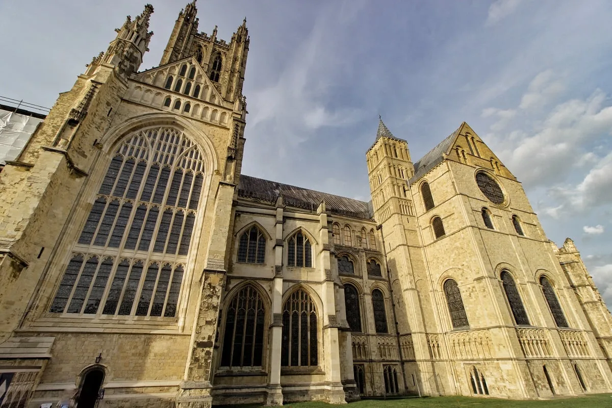 Cathédrale avec tours et fenêtres gothiques