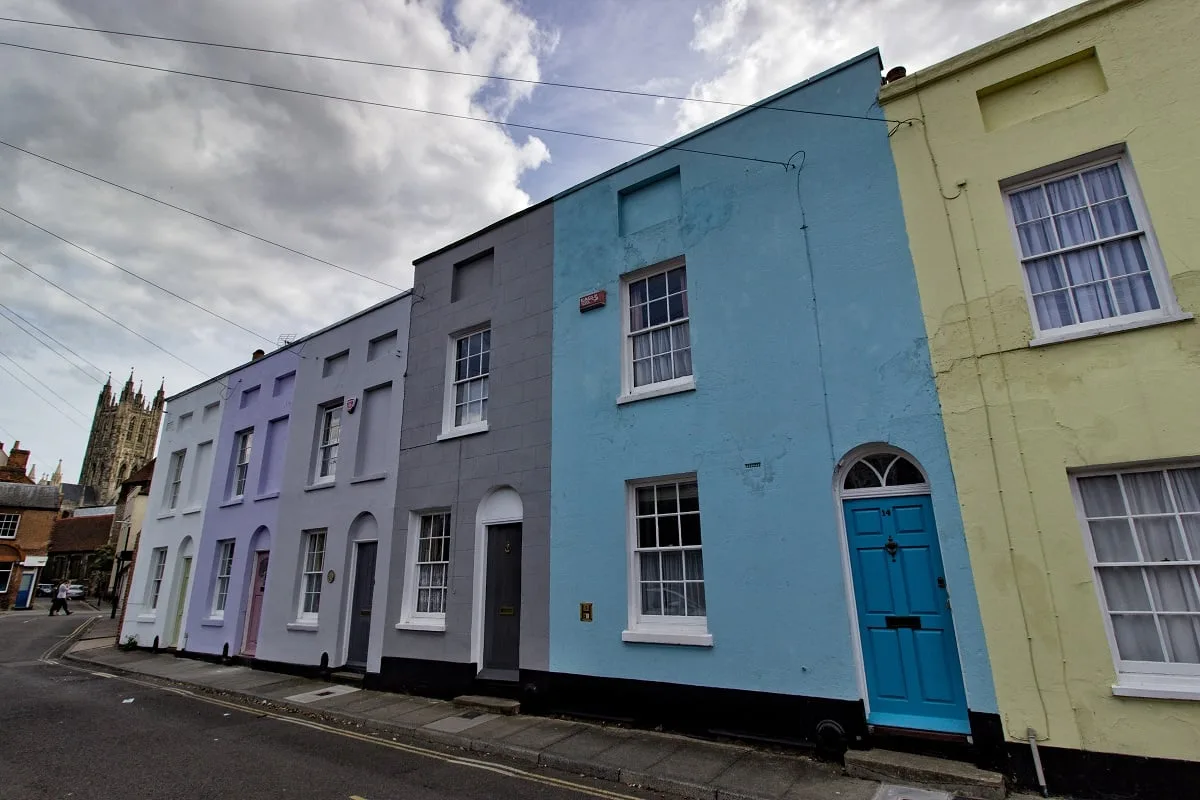 Maisons colorées alignées dans une rue