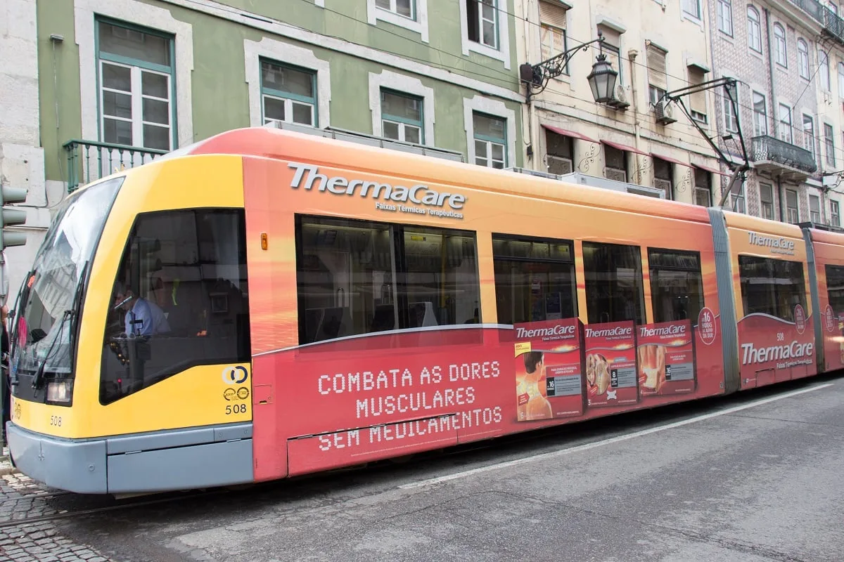 Un tramway coloré de la ligne 15