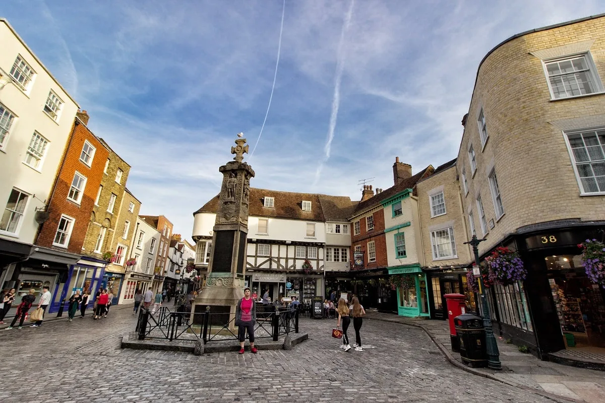 Une place dans le centre-ville de Canterbury
