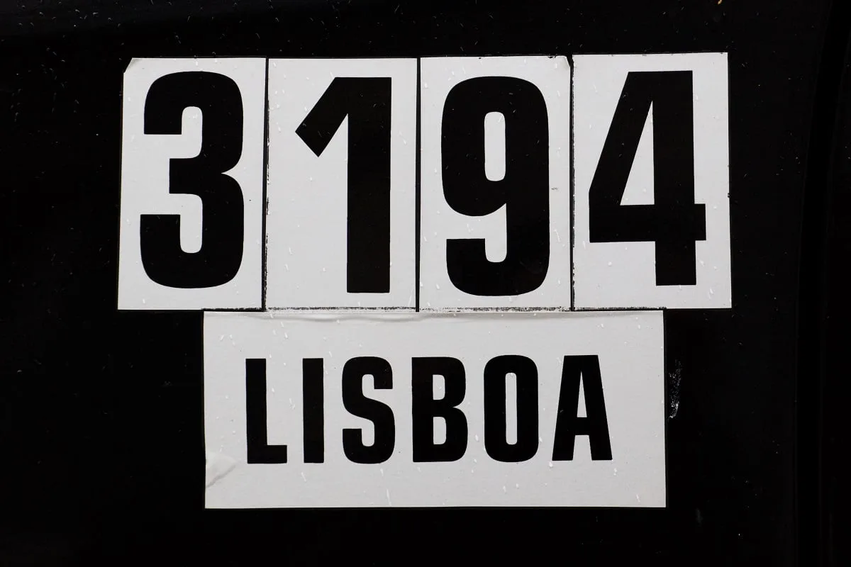 Une plaque de taxi à Lisbonne