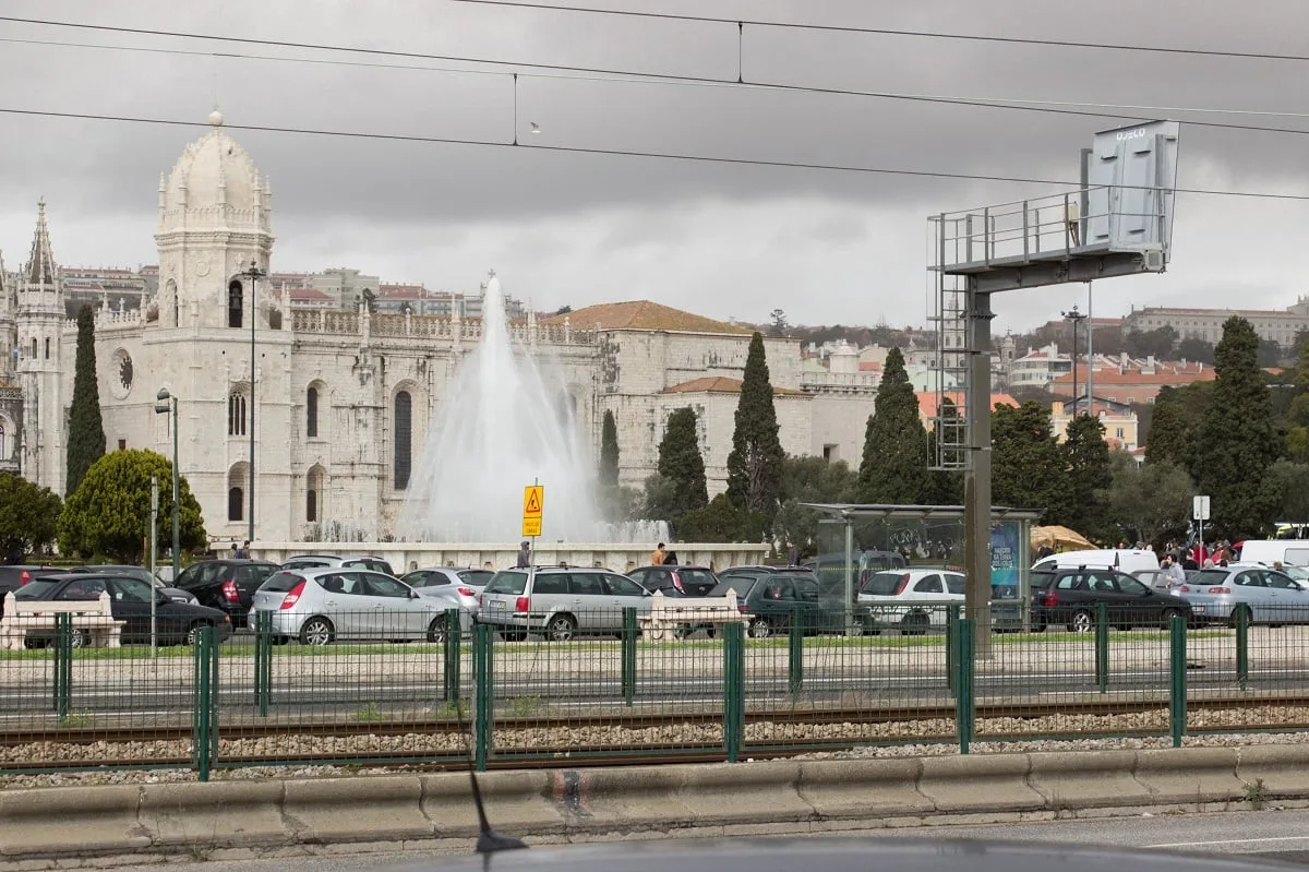 Le quartier de Bélem de Lisbonne traversé par la route et la voie ferrée