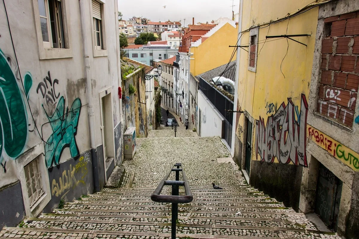 Une rue pavée et en pente dans le centre de Lisbonne