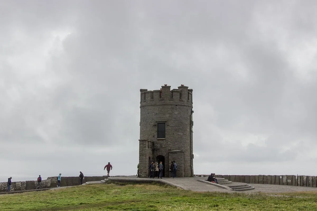 La tour O'Brien, au sommet de la plus haute falaise des falaises de Moher