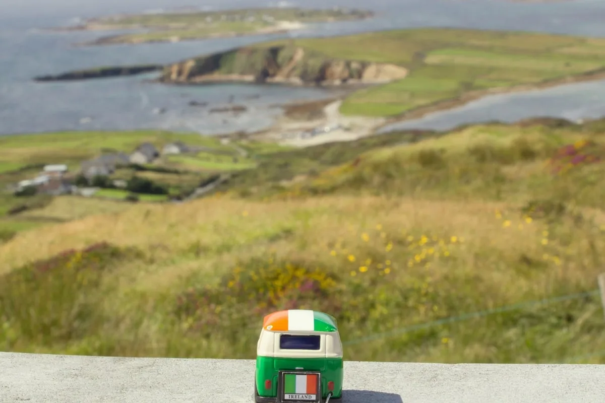 Paysage de verdure et petites îles en Irlande