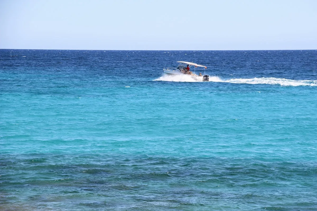 La mer bleue turquoise au cap de Ses Salines à Majorque
