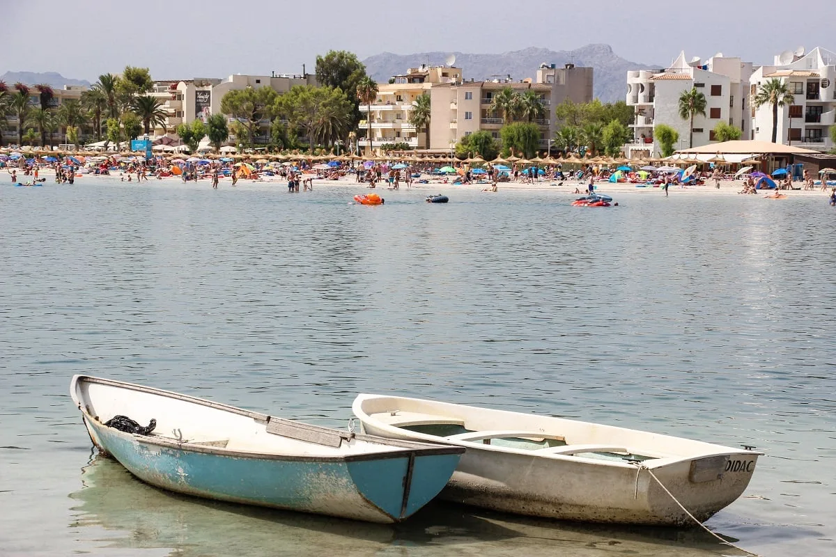 Petits bateaux amarrés