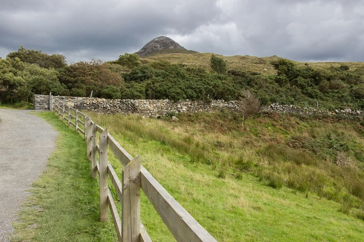 Sur le chemin de randonnée du parc national du Connemara en Irlande