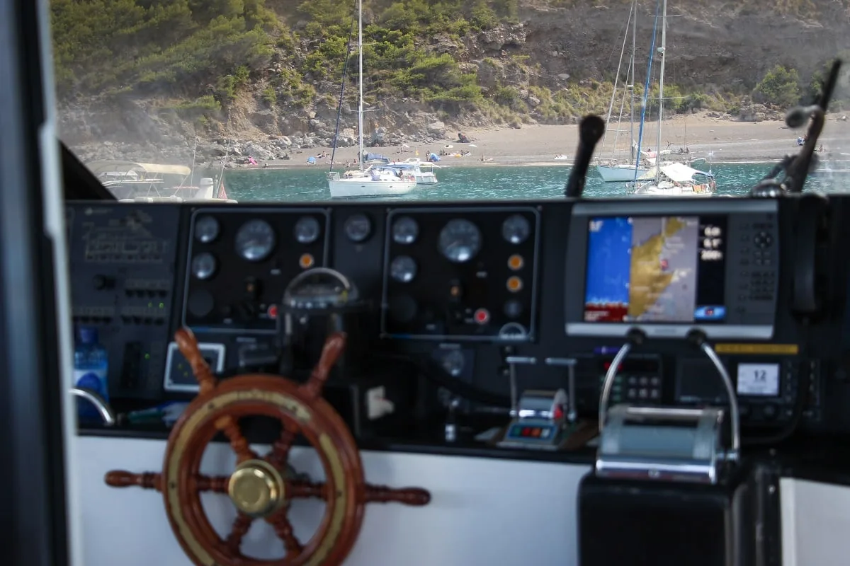Dans le bateau dans la baie d'Alcudia à Majorque