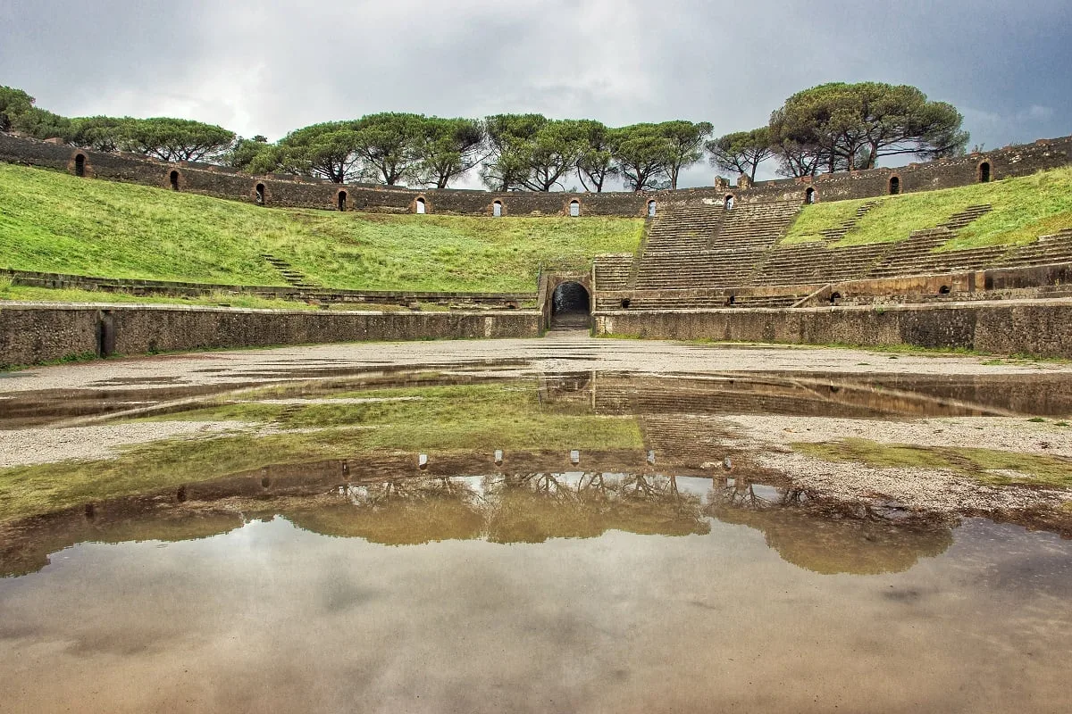 Dans l'amphithéâtre de Pompei