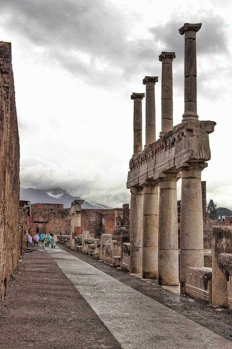 Des colonnes sur le forum de Pompei