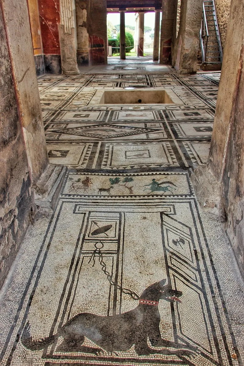 L'intérieur d'une maison à Pompei avec ses mosaïques bien conservées