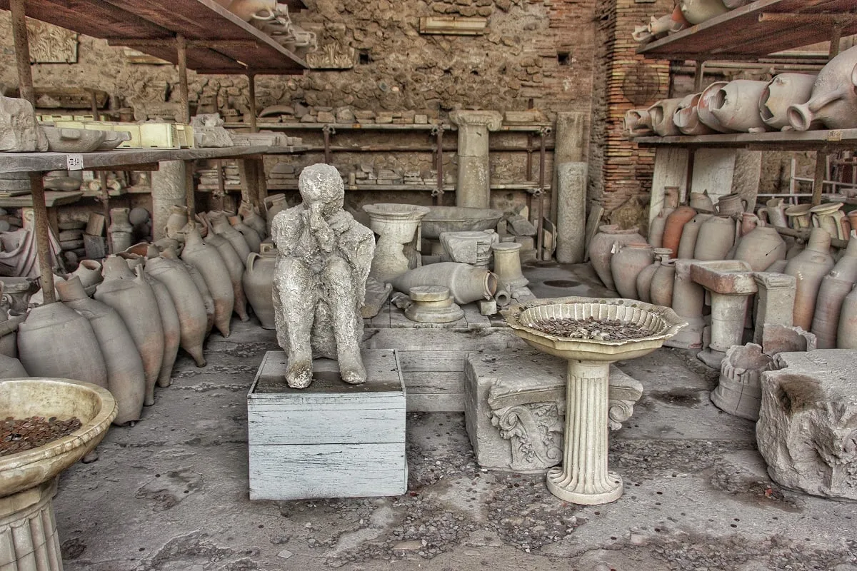 Une statue de corps pétrifié à Pompei