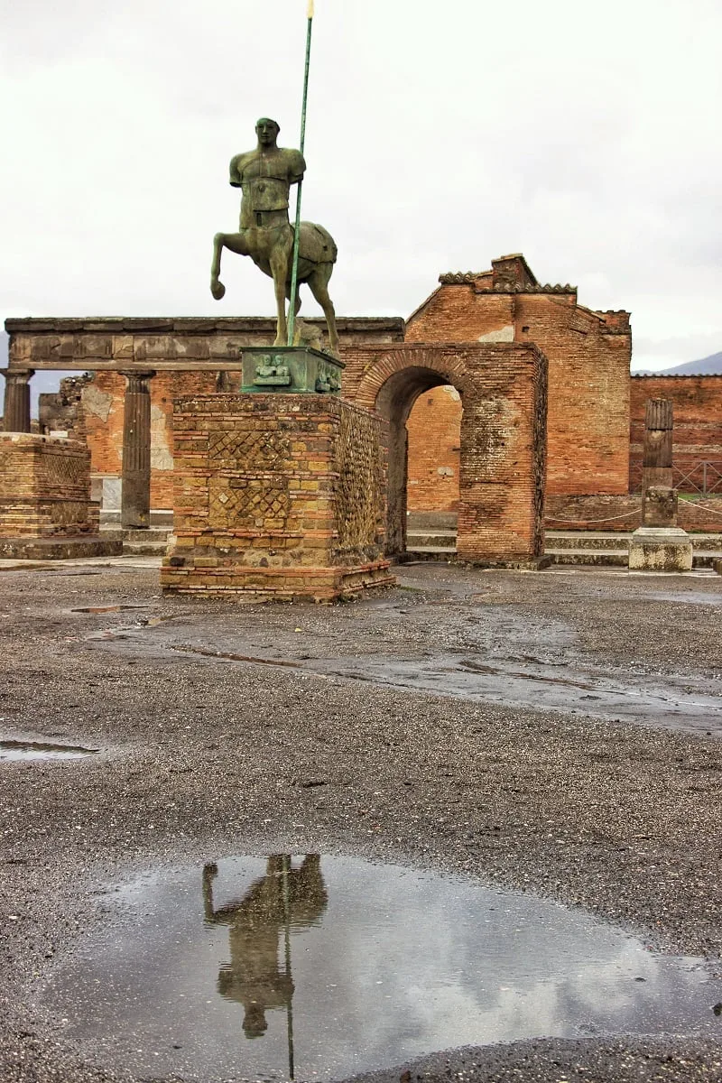 Une statue sur le forum de Pompei
