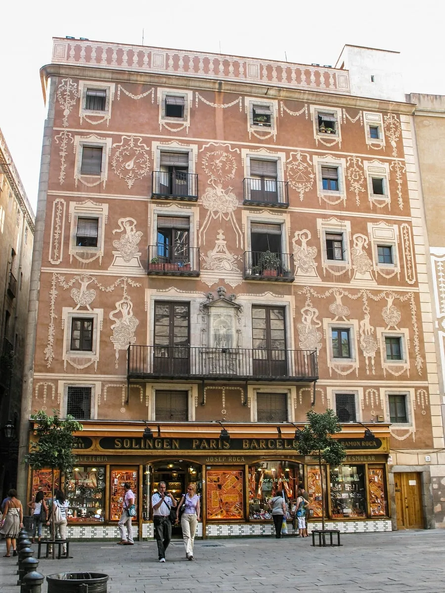 Un bâtiment coloré dans les rues de Barcelone