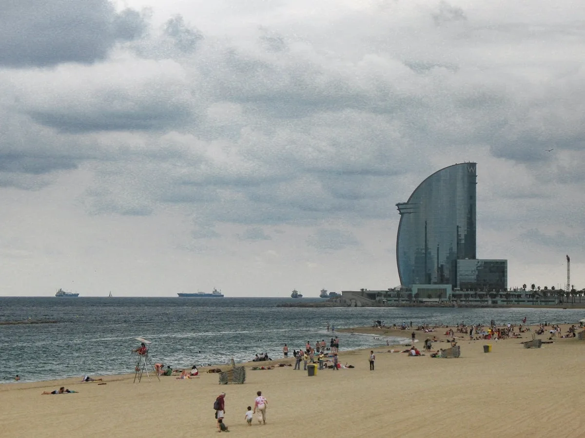 La plage de Barcelone et l'hôtel W en bord de mer