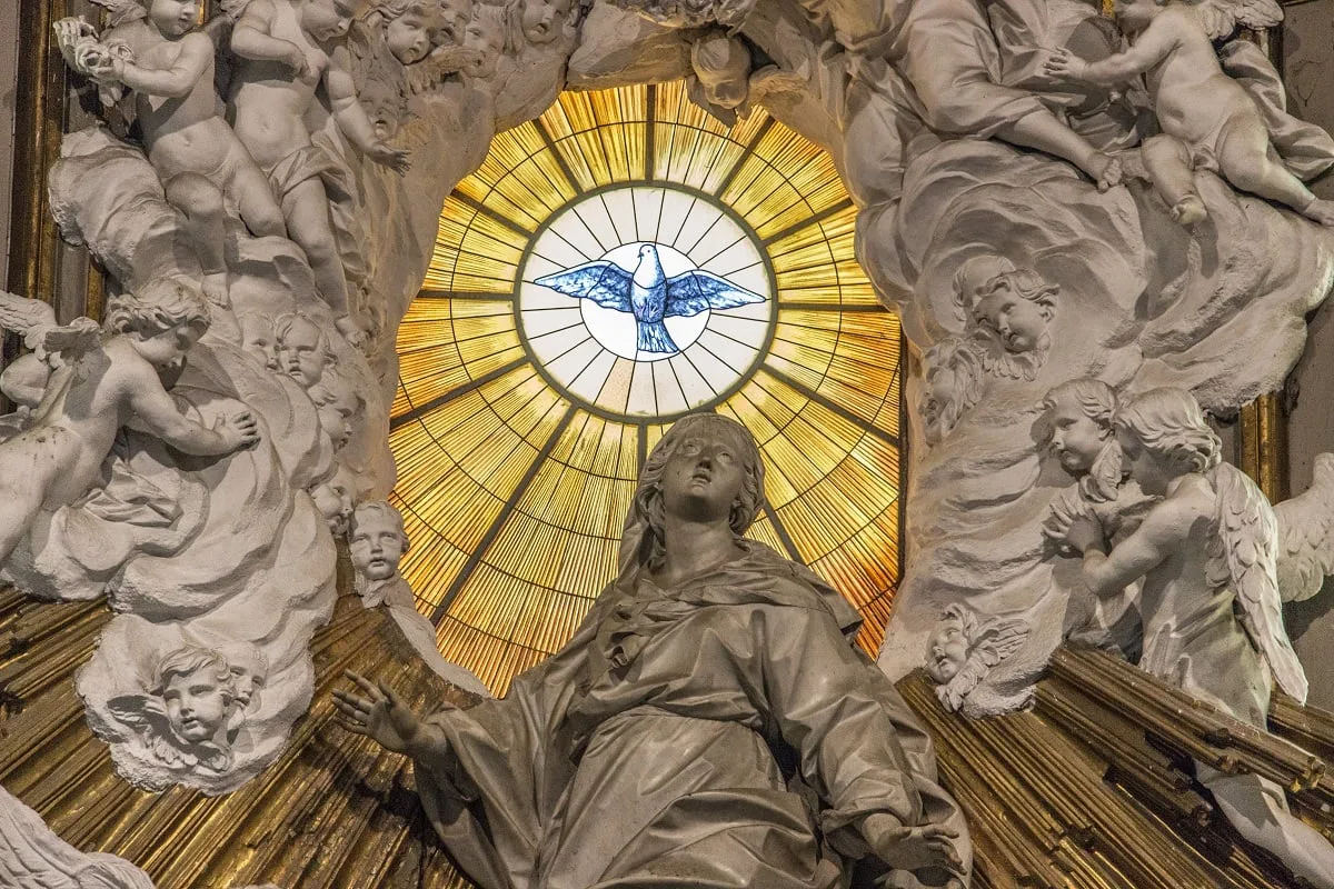 Statue à l'intérieur de la cathédrale de Naples