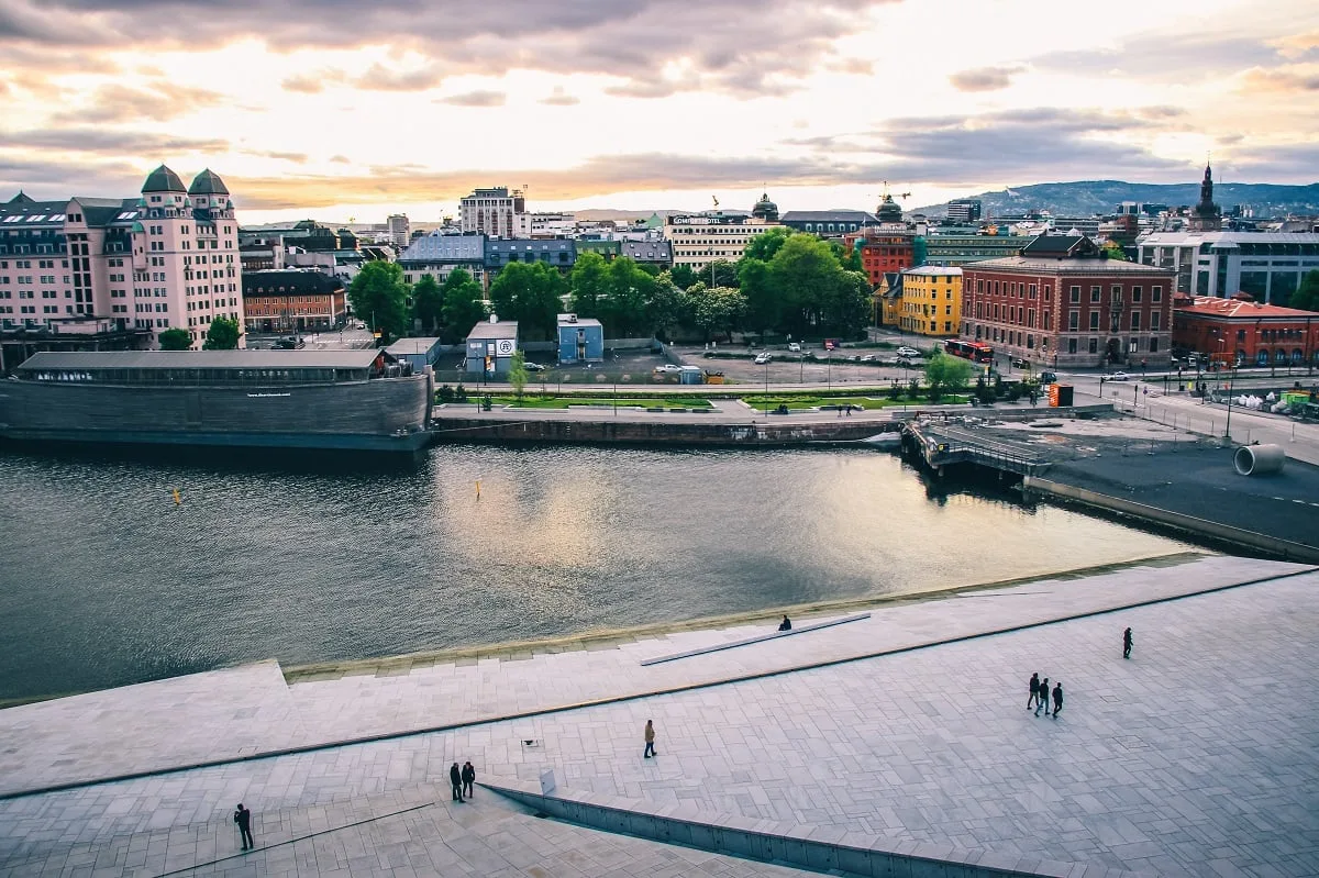 Coucher de soleil sur Oslo depuis l'opéra