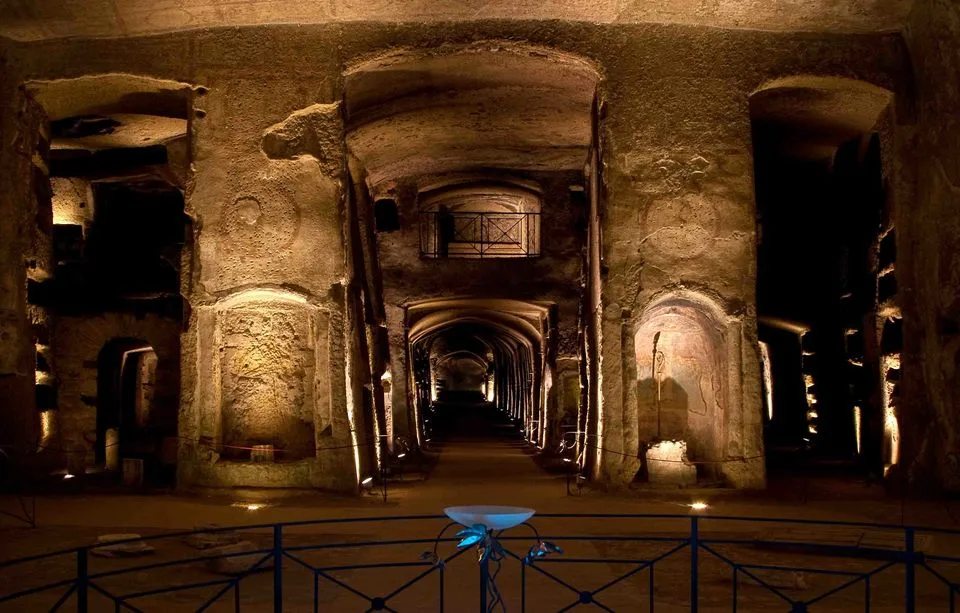 L'intérieur des catacombes à Naples