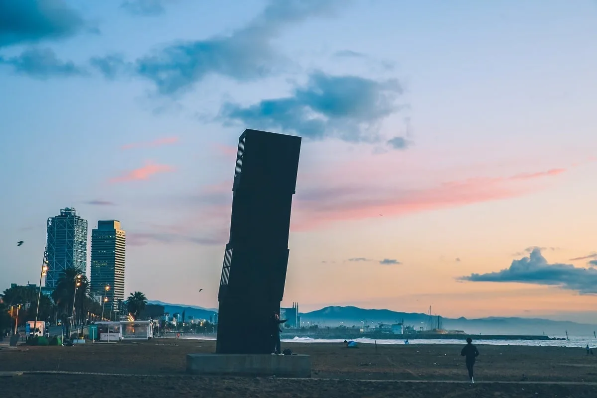 Lever de soleil sur la plage de Barcelone