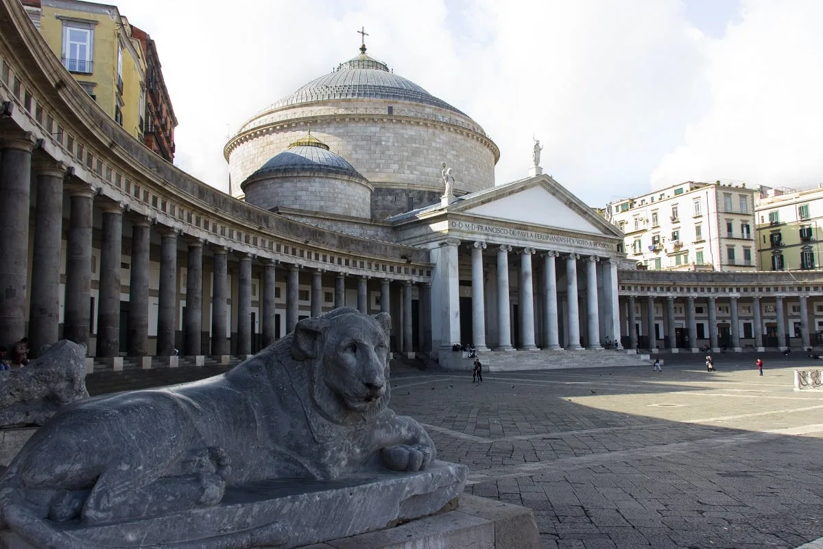 La basilique Francesco San Paola de Naples sur la piazza del Plebiscito
