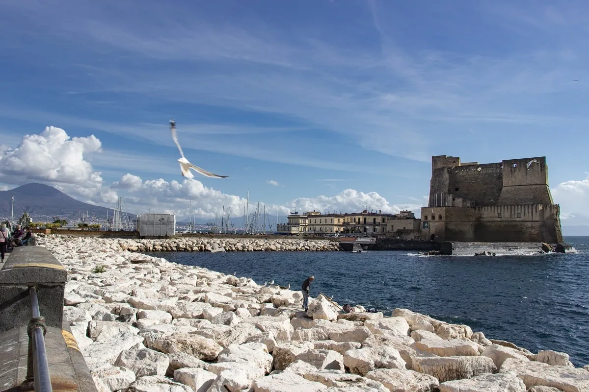 Le château dell'Ovo au bord de la baie de Naples