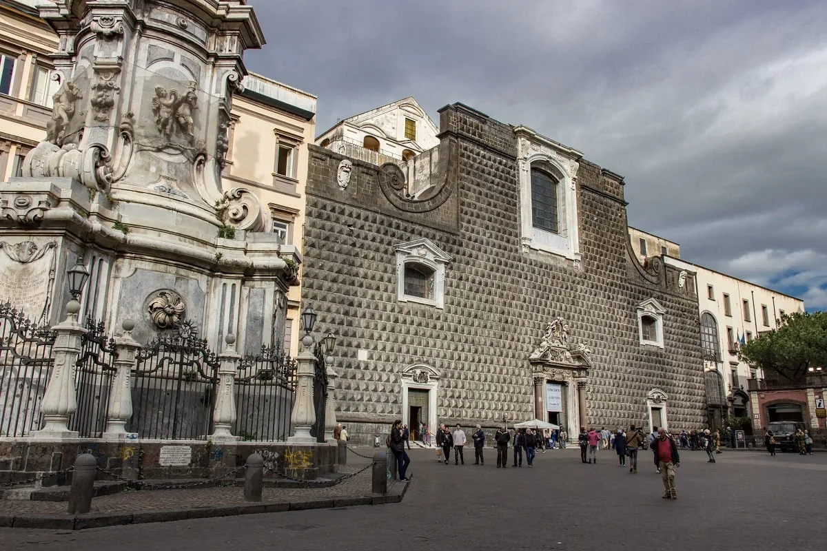 L'église Gesu Nuovo de Naples et sa façade particulière