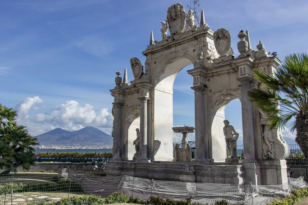 La fontana del Gigante sur le bord de mer de Naples, avec le Vésuve au fond