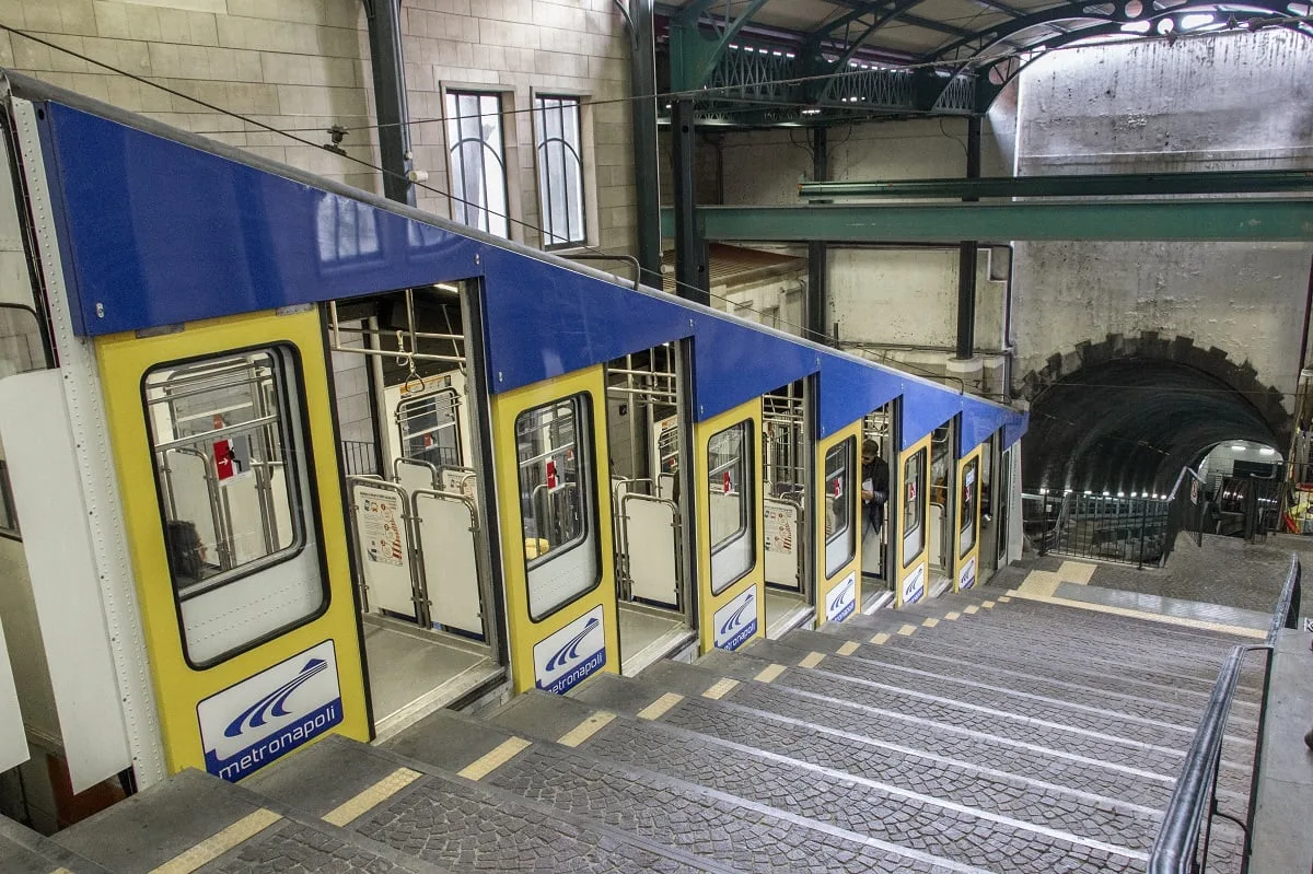 Un exemple de funiculaire : transport permettant d'atteindre les hauteurs de Naples