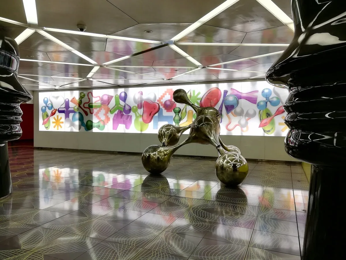 Visiter Naples passer également par ses stations de métro